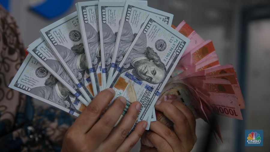 Petugas menjunjukkan mata uang Dolar Singapura di VIP Money Changer, Jakarta, Kamis (25/9/2025). (CNBC Indonesia/Faisal Rahman)