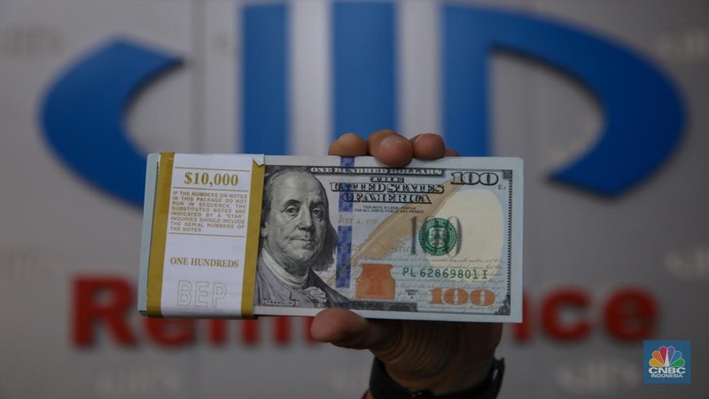 Petugas menjunjukkan mata uang Dolar Singapura di VIP Money Changer, Jakarta, Kamis (25/9/2025). (CNBC Indonesia/Faisal Rahman)