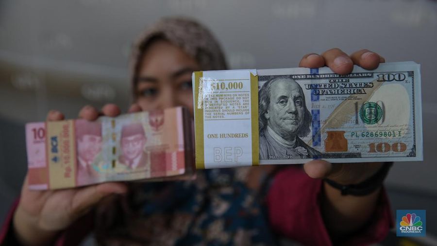 Petugas menjunjukkan mata uang Dolar Amerika Serikat (AS) di VIP Money Changer, Jakarta, Kamis (25/9/2025). (CNBC Indonesia/Faisal Rahman)