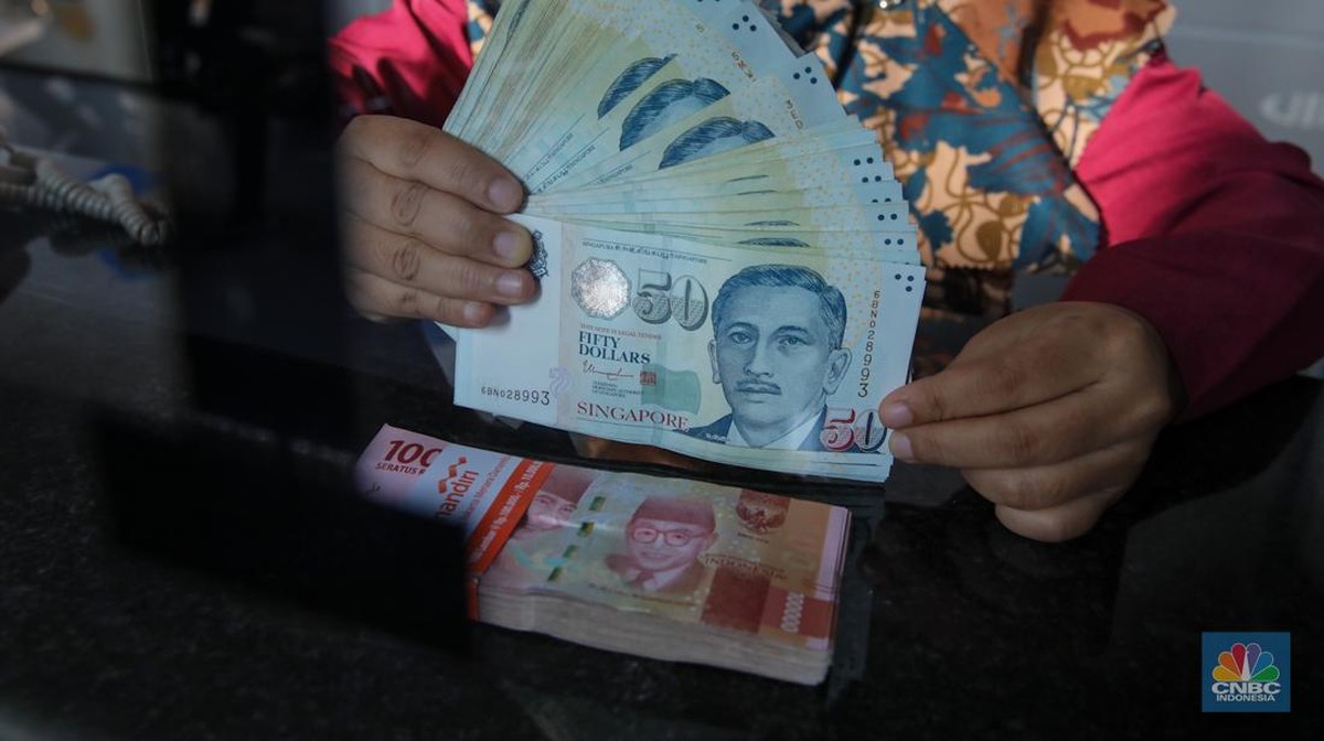 Rupiah Terlemah Sepanjang Masa: 1 Ringgit= Rp4.290 dan 1 SGD=Rp13.325