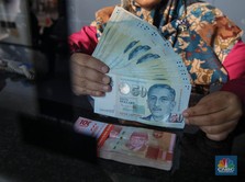 Foto: Ilustrasi mata uang Dolar Singapura dan Rupiah Indonesia di VIP Money Changer, Jakarta, Kamis (25/9/2025). (CNBC Indonesia/Faisal Rahman)