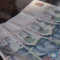 Petugas menjunjukkan mata uang Dolar Singapura di VIP Money Changer, Jakarta, Kamis (25/9/2025). (CNBC Indonesia/Faisal Rahman)
