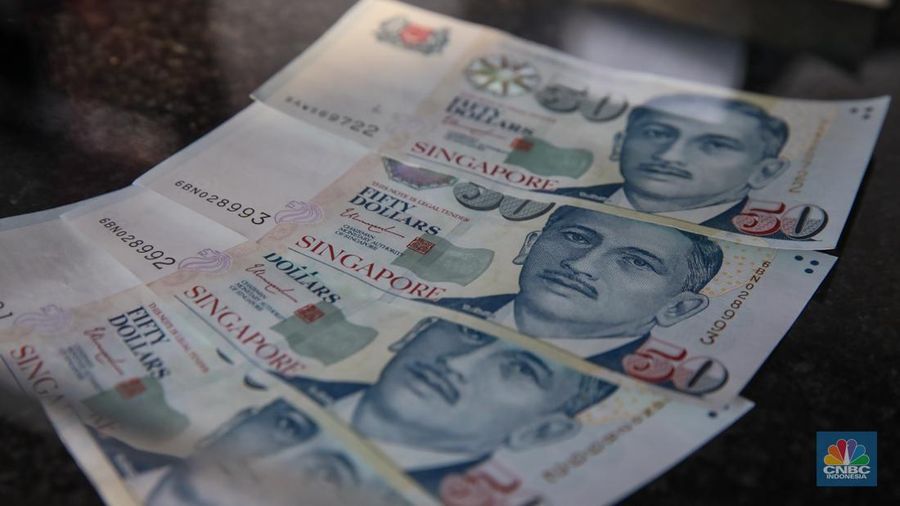 Petugas menjunjukkan mata uang Dolar Singapura di VIP Money Changer, Jakarta, Kamis (25/9/2025). Petugas menjunjukkan mata uang Dolar Singapura di VIP Money Changer, Jakarta, Kamis (25/9/2025). (CNBC Indonesia/Faisal Rahman)