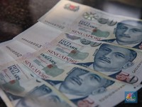 Petugas menjunjukkan mata uang Dolar Singapura di VIP Money Changer, Jakarta, Kamis (25/9/2025). (CNBC Indonesia/Faisal Rahman)
