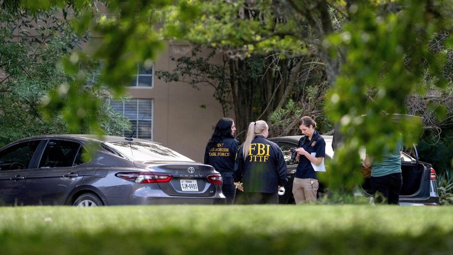 Petugas penegak hukum berkumpul di luar rumah Joshua Jahn, tersangka penembak dalam penembakan fatal yang terjadi sebelumnya pada hari itu di kantor lapangan Imigrasi dan Penegakan Bea Cukai (ICE) Dallas, di Fairview, Texas, AS, 24 September 2025. (REUTERS/Jeffrey McWhorter)