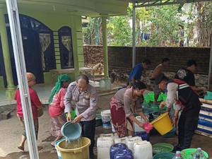 Polisi-BPBD Dropping Air Bersih ke Desa Terdampak Kekeringan di Pasuruan