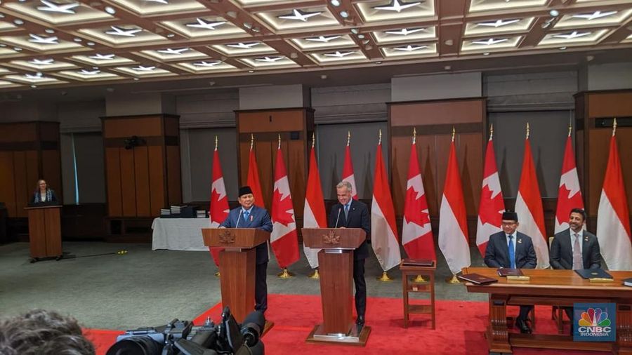 Presiden Indonesia Prabowo Subianto bersama Perdana Menteri Kanada Mark Carney menggelar konferensi pers bersama usai pertemuan tatap muka di West Block, Parliament Hill, Ottawa, pada Rabu (24/9/2025). (Dok. Biro Pers Sekretariat Presiden/Laily Rachev)