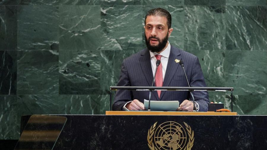 Presiden Suriah Ahmed al-Sharaa berpidato di hadapan Majelis Umum Perserikatan Bangsa-Bangsa (UNGA) ke-80 di markas besar PBB di New York, AS, 24 September 2025. (REUTERS/Jeenah Moon)
