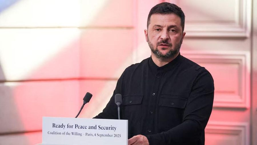 Presiden Ukraina Volodymyr Zelensky berbicara dalam konferensi pers setelah KTT Koalisi yang Bersedia di Istana Kepresidenan Elysee, Paris, Prancis, pada 4 September 2025. (LUDOVIC MARIN/Pool via REUTERS/File Photo)