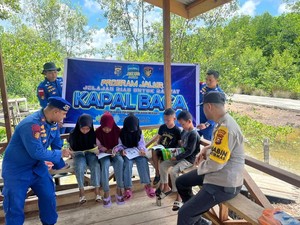 Satpolair Polres Meranti Bawa Bantuan Sembako-Kapal Baca bagi Warga Pesisir
