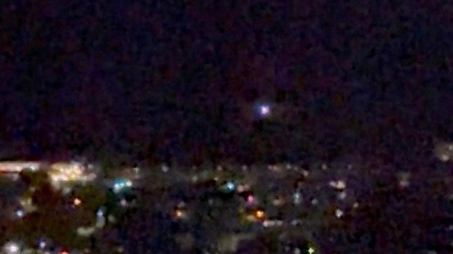 Sebuah cahaya bergerak di langit di atas Aalborg, di tengah laporan penampakan pesawat tak berawak yang menyebabkan bandara kota tersebut, yang digunakan untuk penerbangan komersial dan militer, ditutup karena pesawat tak berawak di wilayah udaranya, di Aalborg, Denmark, 24 September 2025, dalam tangkapan layar yang diambil dari video media sosial. (Morten Skov/@MSchieller69609/via REUTERS)