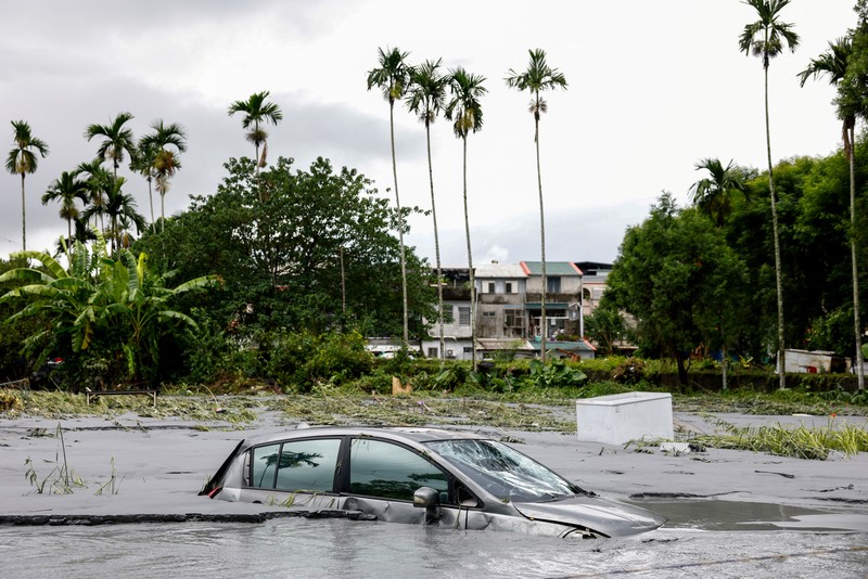 Pemandangan drone menunjukkan bangunan dan ladang terendam banjir saat danau penghalang runtuh akibat hujan lebat, di kotapraja Guangfu, Kabupaten Hualien, Taiwan, 24 September 2025 dalam tangkapan layar yang diperoleh dari video. (The Warthog Air Squadron/via REUTERS)