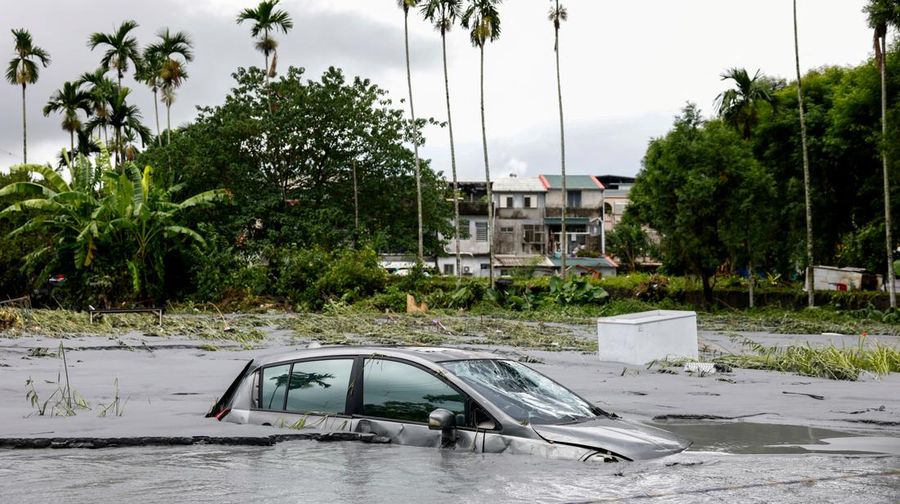 Pemandangan drone menunjukkan bangunan dan ladang terendam banjir saat danau penghalang runtuh akibat hujan lebat, di kotapraja Guangfu, Kabupaten Hualien, Taiwan, 24 September 2025 dalam tangkapan layar yang diperoleh dari video. (The Warthog Air Squadron/via REUTERS)