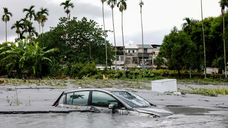 Pemandangan drone menunjukkan bangunan dan ladang terendam banjir saat danau penghalang runtuh akibat hujan lebat, di kotapraja Guangfu, Kabupaten Hualien, Taiwan, 24 September 2025 dalam tangkapan layar yang diperoleh dari video. (The Warthog Air Squadron/via REUTERS)