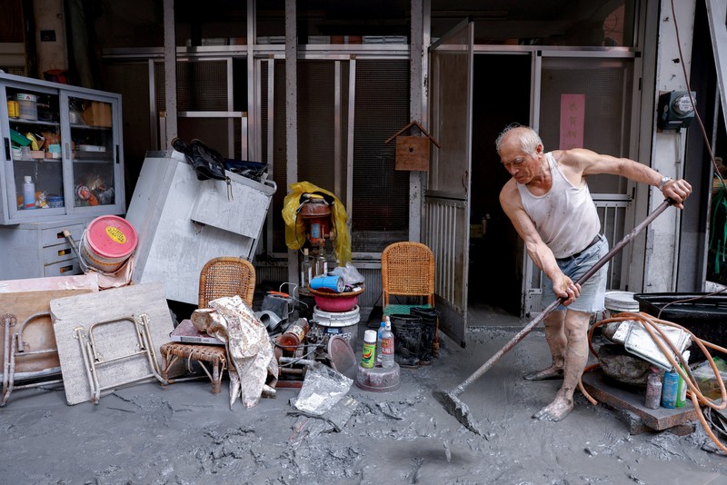Sejumlah rumah terendam lumpur akibat banjir usai Topan Super Ragasa menghantam wilayah Hualien, Taiwan, Kamis (25/9/2025). (REUTERS/Ann Wang)