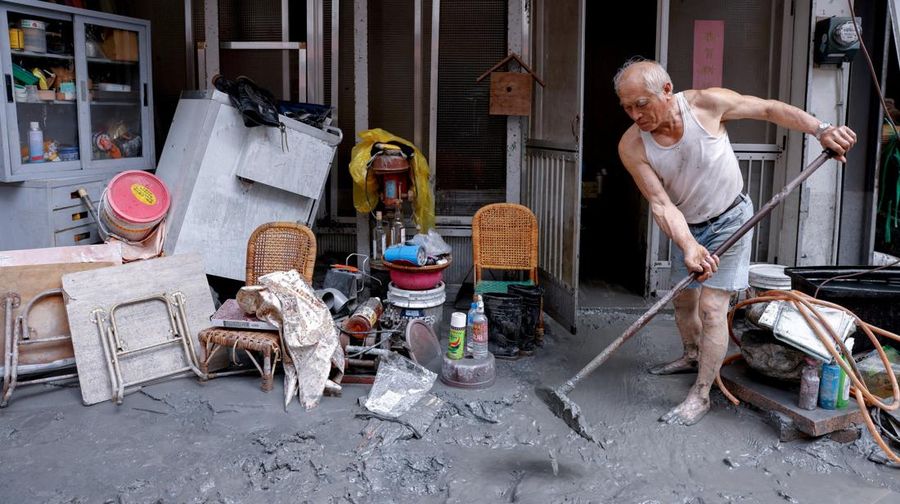 Sejumlah rumah terendam lumpur akibat banjir usai Topan Super Ragasa menghantam wilayah Hualien, Taiwan, Kamis (25/9/2025). (REUTERS/Ann Wang)