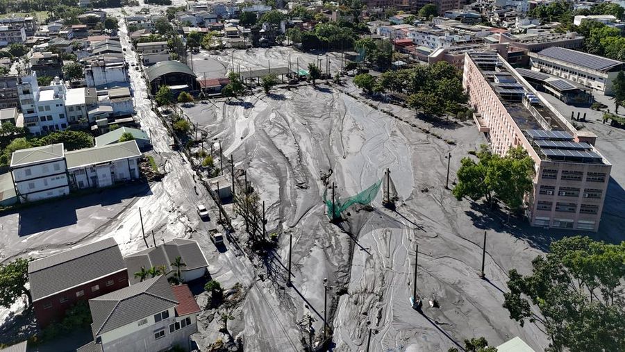 Sejumlah rumah terendam lumpur akibat banjir usai Topan Super Ragasa menghantam wilayah Hualien, Taiwan, Kamis (25/9/2025). Sejumlah rumah terendam lumpur akibat banjir usai Topan Super Ragasa menghantam wilayah Hualien, Taiwan, Kamis (25/9/2025). (REUTERS/Ann Wang)