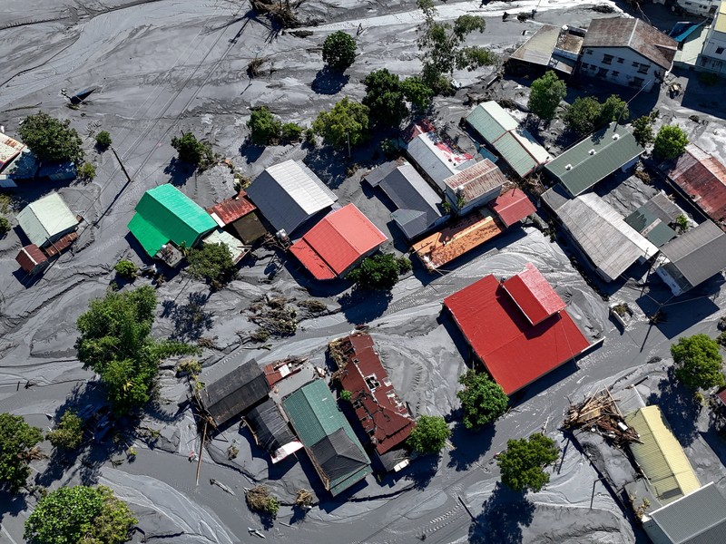 Sejumlah rumah terendam lumpur akibat banjir usai Topan Super Ragasa menghantam wilayah Hualien, Taiwan, Kamis (25/9/2025). (REUTERS/Ann Wang)