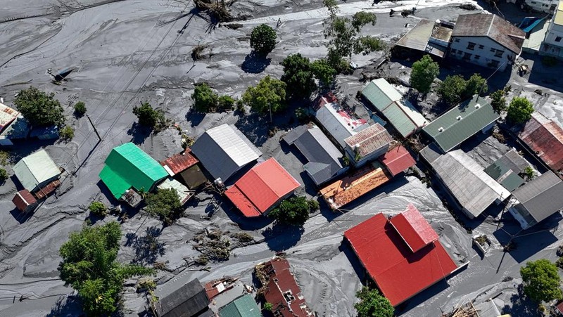 Sejumlah rumah terendam lumpur akibat banjir usai Topan Super Ragasa menghantam wilayah Hualien, Taiwan, Kamis (25/9/2025). (REUTERS/Ann Wang)