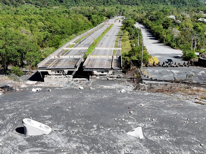 Sejumlah rumah terendam lumpur akibat banjir usai Topan Super Ragasa menghantam wilayah Hualien, Taiwan, Kamis (25/9/2025). (REUTERS/Ann Wang)