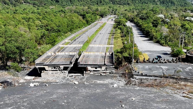 Sejumlah rumah terendam lumpur akibat banjir usai Topan Super Ragasa menghantam wilayah Hualien, Taiwan, Kamis (25/9/2025). (REUTERS/Ann Wang)