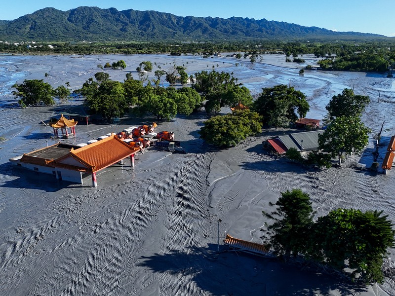 Sejumlah rumah terendam lumpur akibat banjir usai Topan Super Ragasa menghantam wilayah Hualien, Taiwan, Kamis (25/9/2025). (REUTERS/Ann Wang)