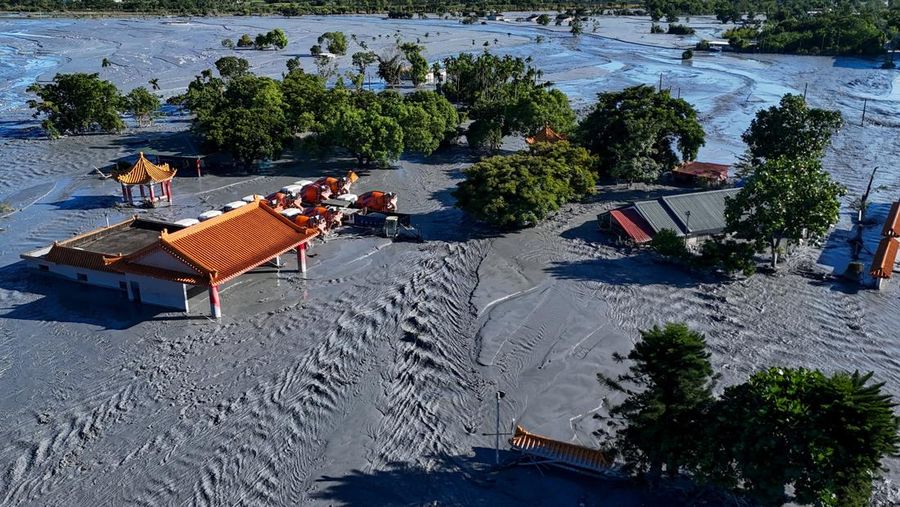 Sejumlah rumah terendam lumpur akibat banjir usai Topan Super Ragasa menghantam wilayah Hualien, Taiwan, Kamis (25/9/2025). (REUTERS/Ann Wang)