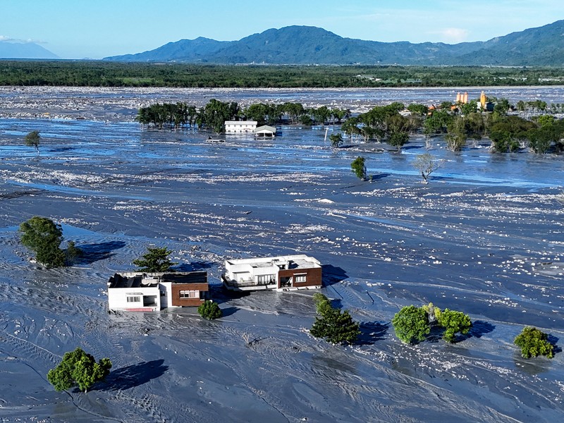 Sejumlah rumah terendam lumpur akibat banjir usai Topan Super Ragasa menghantam wilayah Hualien, Taiwan, Kamis (25/9/2025). (REUTERS/Ann Wang)