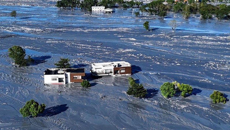 Sejumlah rumah terendam lumpur akibat banjir usai Topan Super Ragasa menghantam wilayah Hualien, Taiwan, Kamis (25/9/2025). (REUTERS/Ann Wang)