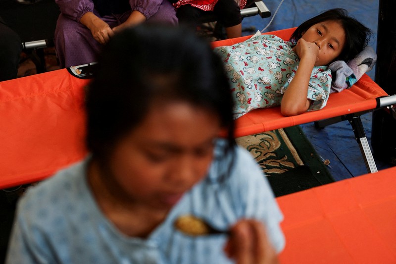 Muhammad Setiawan Pratama, 11, seorang siswa sekolah dasar menerima perawatan keracunan makanan setelah makan makanan sekolah gratis yang disponsori pemerintah, di sebuah klinik darurat di dalam aula kabupaten di Bandung, provinsi Jawa Barat, Indonesia, 25 September 2025. (REUTERS/Willy Kurniawan)
