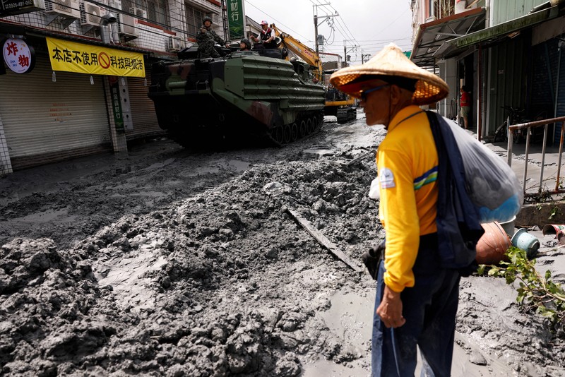 Pemandangan drone menunjukkan bangunan dan ladang terendam banjir saat danau penghalang runtuh akibat hujan lebat, di kotapraja Guangfu, Kabupaten Hualien, Taiwan, 24 September 2025 dalam tangkapan layar yang diperoleh dari video. (The Warthog Air Squadron/via REUTERS)
