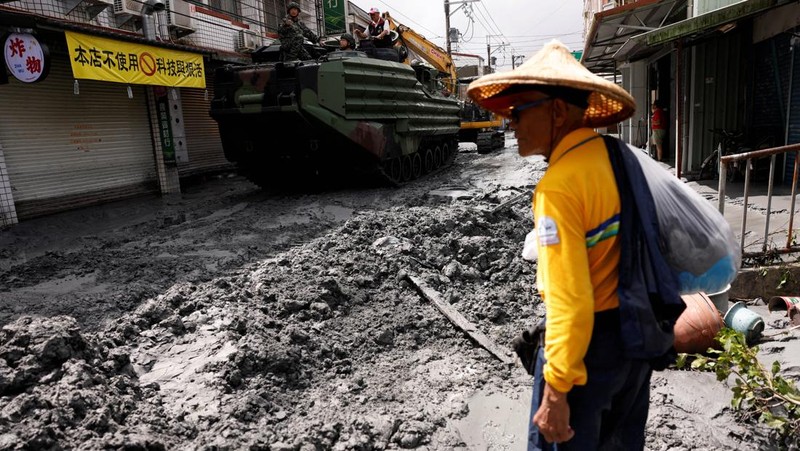 Pemandangan drone menunjukkan bangunan dan ladang terendam banjir saat danau penghalang runtuh akibat hujan lebat, di kotapraja Guangfu, Kabupaten Hualien, Taiwan, 24 September 2025 dalam tangkapan layar yang diperoleh dari video. (The Warthog Air Squadron/via REUTERS)