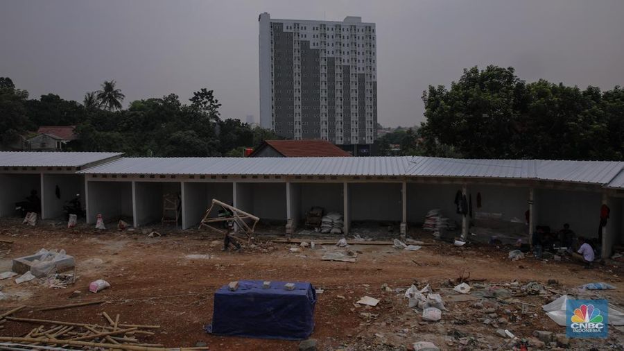 Suasana pengerjaan proyek pembagunan kios Sentra Fauna Lenteng Agung di kawasan Jagakarsa, Jakarta, Kamis (26/9/2025). (CNBC Indonesia/Faisal Rahman)