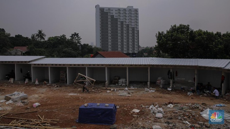 Suasana pengerjaan proyek pembagunan kios Sentra Fauna Lenteng Agung di kawasan Jagakarsa, Jakarta, Kamis (26/9/2025). (CNBC Indonesia/Faisal Rahman)