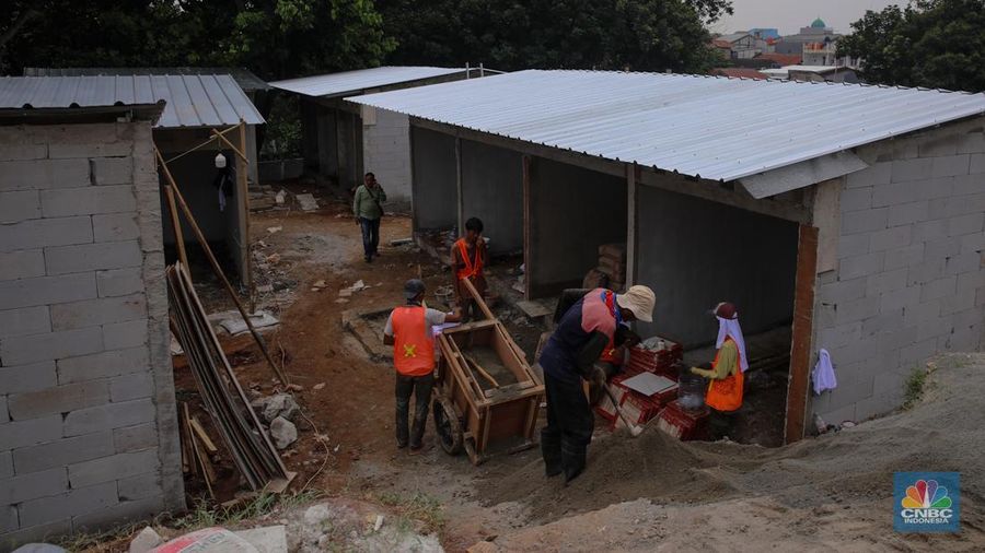 Suasana pengerjaan proyek pembagunan kios Sentra Fauna Lenteng Agung di kawasan Jagakarsa, Jakarta, Kamis (26/9/2025). (CNBC Indonesia/Faisal Rahman)