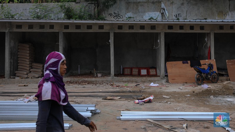Suasana pengerjaan proyek pembagunan kios Sentra Fauna Lenteng Agung di kawasan Jagakarsa, Jakarta, Kamis (26/9/2025). (CNBC Indonesia/Faisal Rahman)