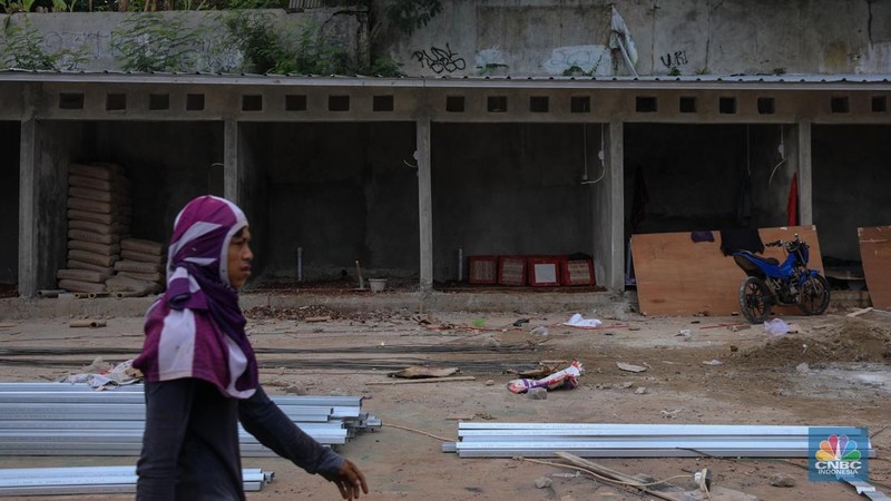 Suasana pengerjaan proyek pembagunan kios Sentra Fauna Lenteng Agung di kawasan Jagakarsa, Jakarta, Kamis (26/9/2025). (CNBC Indonesia/Faisal Rahman)