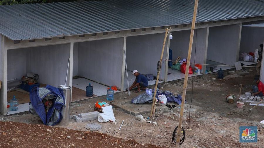 Suasana pengerjaan proyek pembagunan kios Sentra Fauna Lenteng Agung di kawasan Jagakarsa, Jakarta, Kamis (26/9/2025). (CNBC Indonesia/Faisal Rahman)