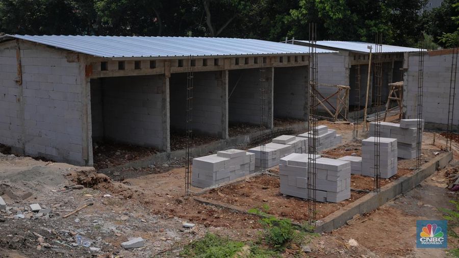 Suasana pengerjaan proyek pembagunan kios Sentra Fauna Lenteng Agung di kawasan Jagakarsa, Jakarta, Kamis (26/9/2025). (CNBC Indonesia/Faisal Rahman)