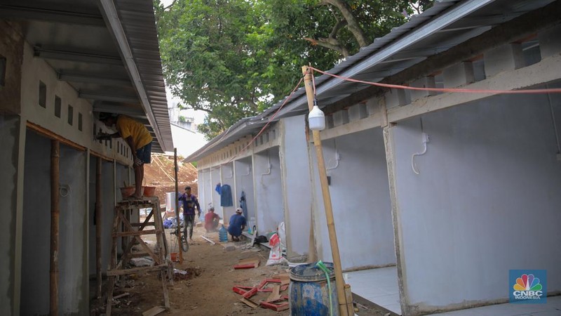 Suasana pengerjaan proyek pembagunan kios Sentra Fauna Lenteng Agung di kawasan Jagakarsa, Jakarta, Kamis (26/9/2025). (CNBC Indonesia/Faisal Rahman)