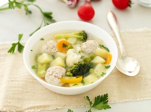 Resep Sup Bakso Ayam yang Bernutrisi dan Berkuah Gurih