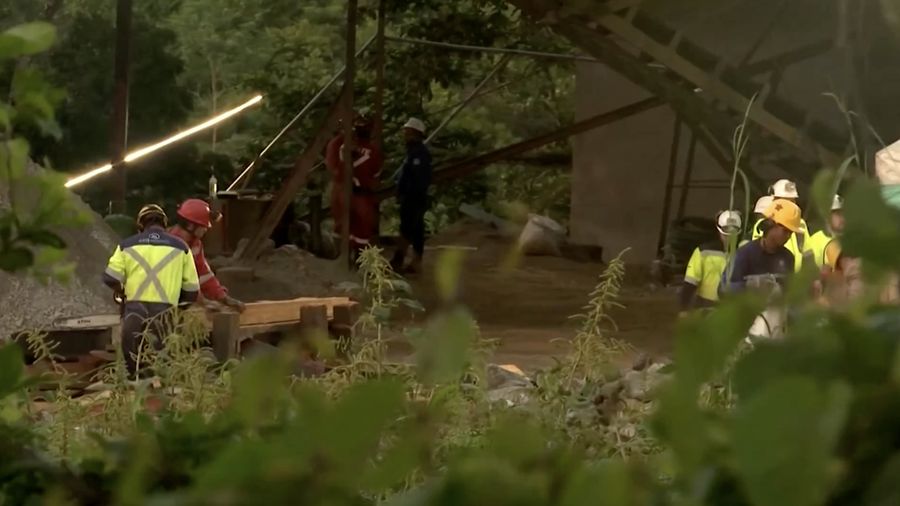 Tim penyelamat terus berjuang menjangkau 23 penambang yang terjebak di tambang emas La Reliquia, Segovia, Antioquia, Kolombia usai runtuhnya terowongan pada Senin (22/9). (Tangkapan Layar Video Reuters/RCN TV)