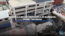 Video: Sinkhole Besar Menganga di Bangkok, Mobil Terjebak
