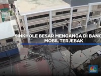 Video: Sinkhole Besar Menganga di Bangkok, Mobil Terjebak