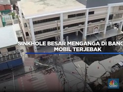 Video: Sinkhole Besar Menganga di Bangkok, Mobil Terjebak
