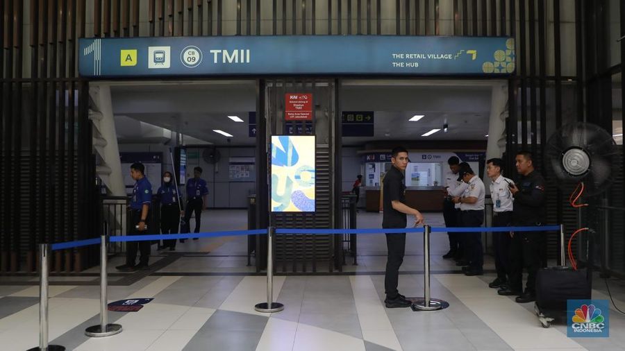 Warga melintas di Kawasan Travoy Hub, Tempat Istirahat Pengembangan (TIP) terpadu di Stasiun LRT Taman Mini dan KM 05 Tol Jagorawi, Kamis, (25/9/2025). (CNBC Indonesia/Muhammad Sabki)
