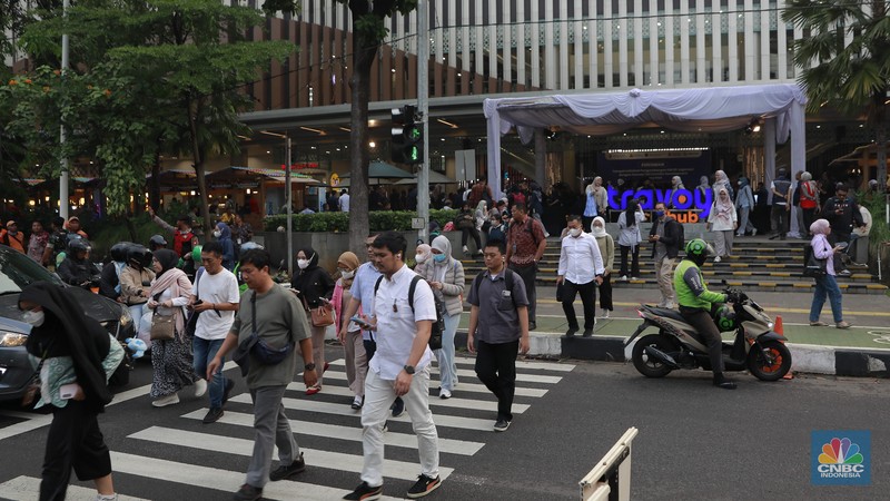 Warga melintas di Kawasan Travoy Hub, Tempat Istirahat Pengembangan (TIP) terpadu di Stasiun LRT Taman Mini dan KM 05 Tol Jagorawi, Kamis, (25/9/2025). (CNBC Indonesia/Muhammad Sabki)