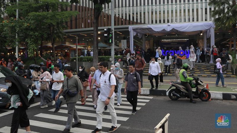 Warga melintas di Kawasan Travoy Hub, Tempat Istirahat Pengembangan (TIP) terpadu di Stasiun LRT Taman Mini dan KM 05 Tol Jagorawi, Kamis, (25/9/2025). (CNBC Indonesia/Muhammad Sabki)