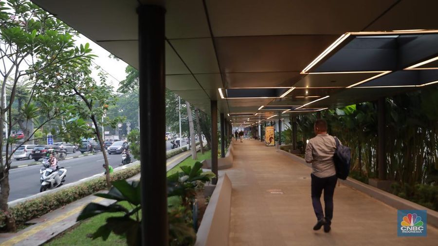 Menteri Koordinator Bidang Infrastruktur dan Pembangunan Kewilayahan (Menko AHY) Agus Harimurti Yudhoyono (kedua kanan) didampingi (kiri-kanan) Managing Director (MD) Business 3 Danantara Febriany Eddy, Direktur Utama PT Jasa Marga (Persero) Tbk, Rivan A Purwantono, Wakil Menteri PU RI, Diana Kusumastuti, dan Wamenhub RI,Suntana dalam Peresmian tempat istirahat pengembangan KM 05 Jagorawi dengan kosep toll corridor development Travoy Hub di Kawasan Travoy Hub TMII, Jakarta, Kamis, (25/9/2025). (CNBC Indonesia/Muhammad Sabki)