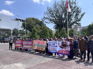 Massa Geruduk DPRD DIY Tuntut Penghapusan Utang UMKM Terdampak Pandemi